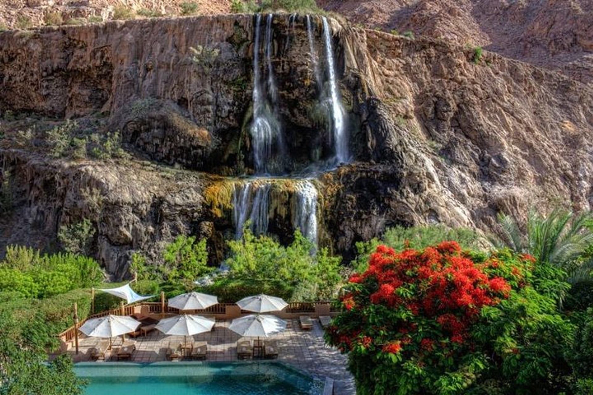 Cascada termal y paisaje de valle de las aguas termales de Mai'n en Jordania