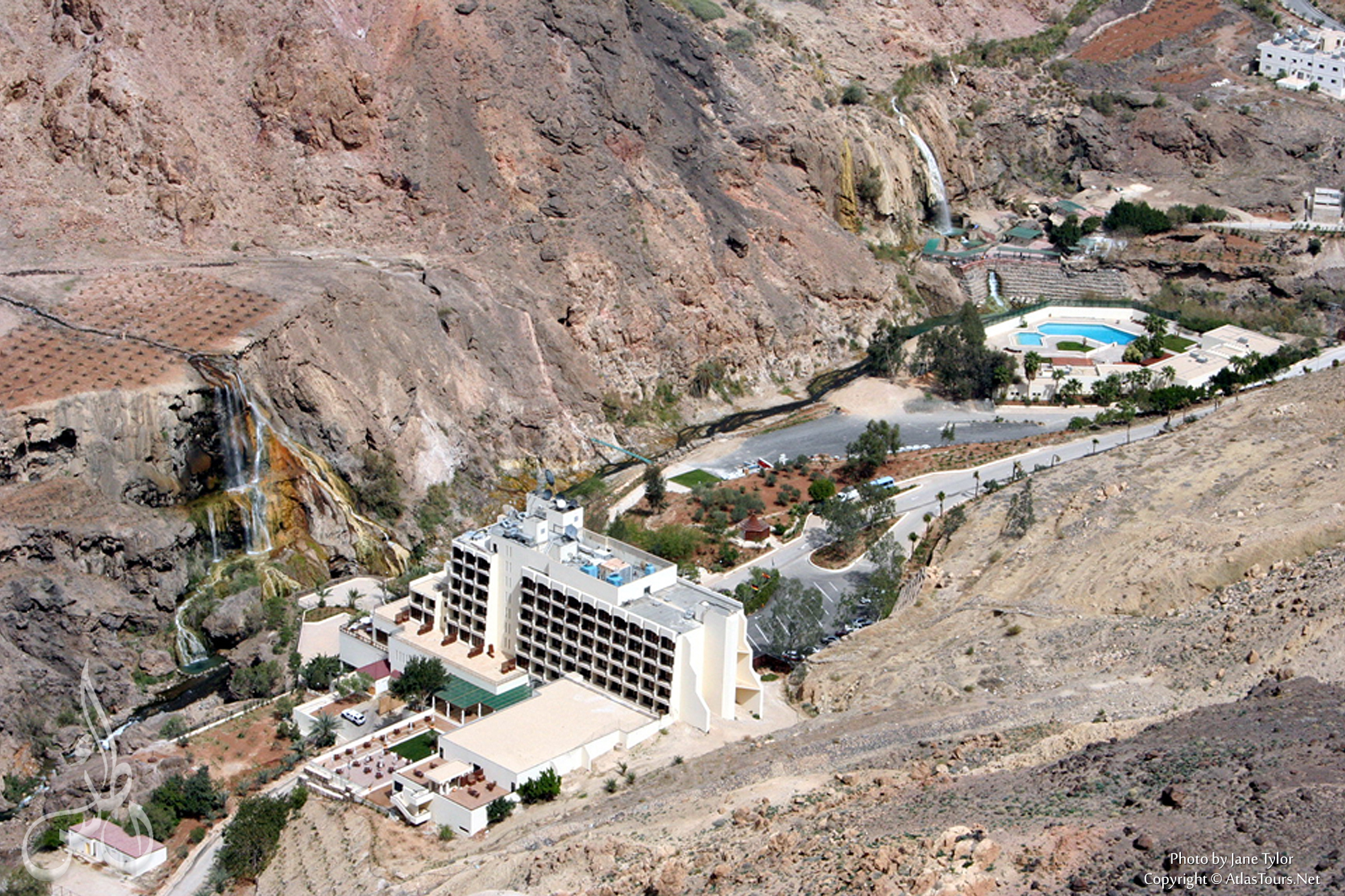 Fotografía de un balneario y centro de bienestar en Jordania, tomada en las aguas termales de Mai'n.