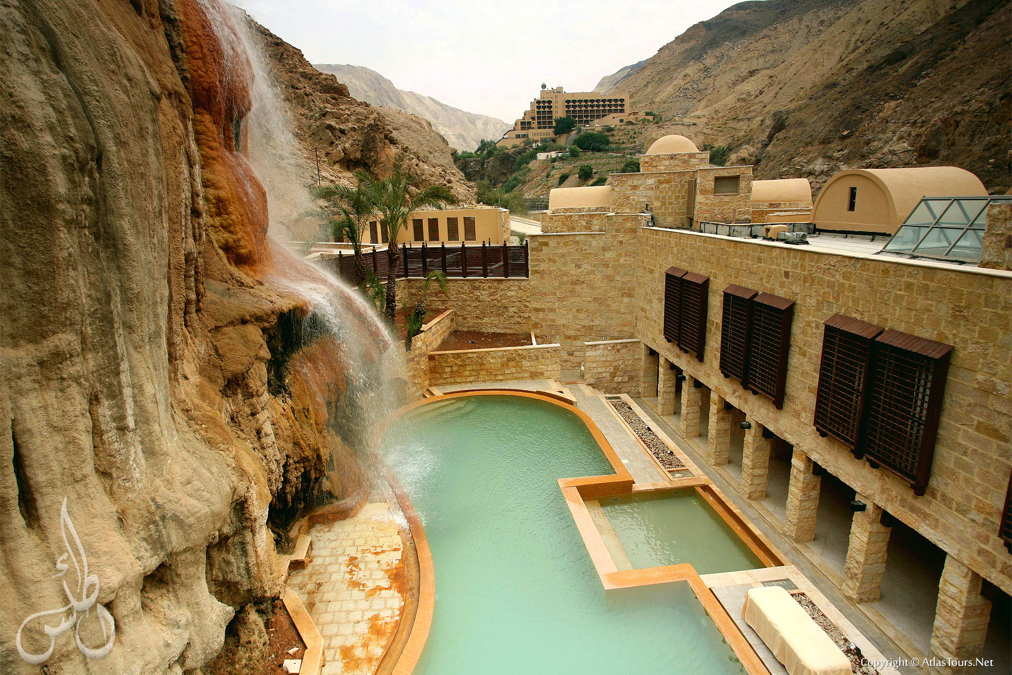 Manantiales termales naturales y acantilados escarpados en Ma'in Jordan.
