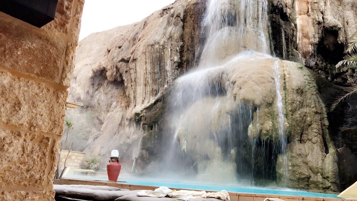 Experiencia relajante en aguas termales en Mai'n Hot Springs, Jordania.