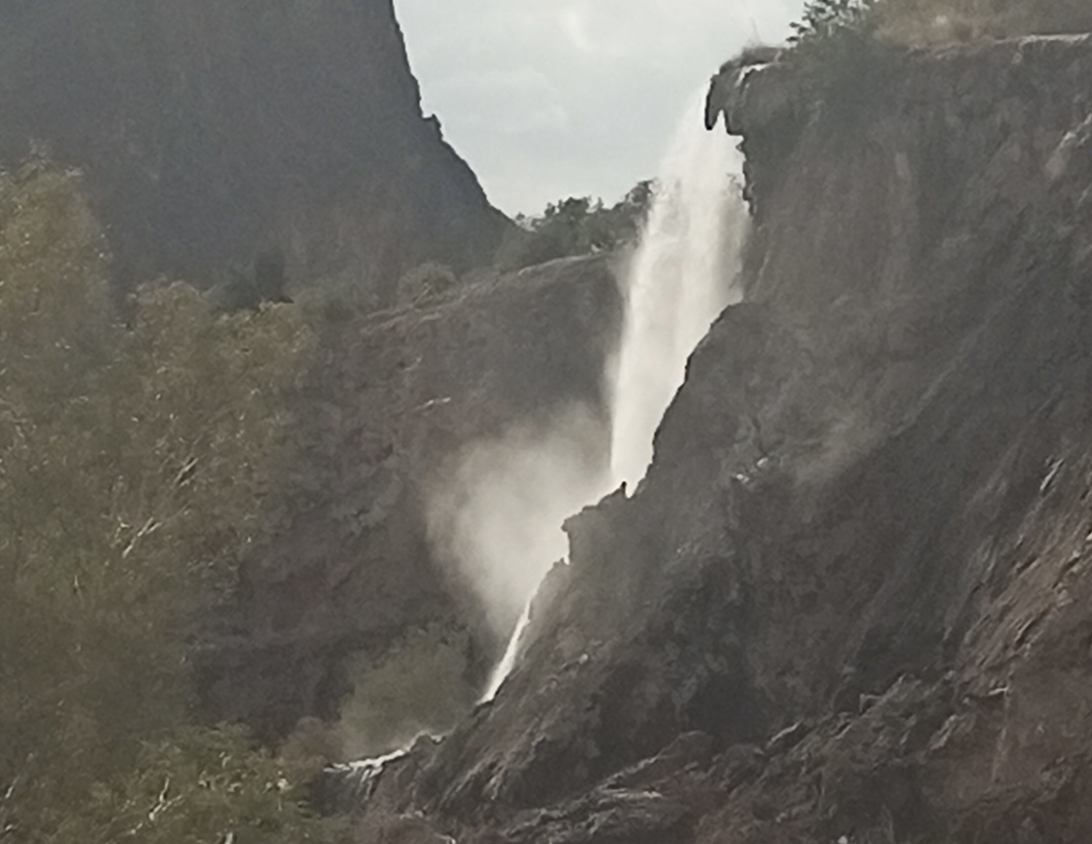 Cascada termal y paisaje de valle de las aguas termales de Mai'n en Jordania