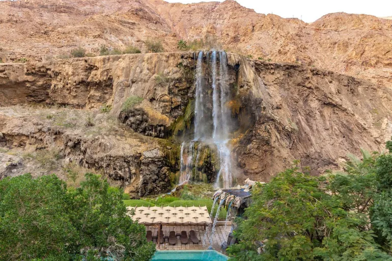 Fotografía de un balneario y centro de bienestar en Jordania, tomada en las aguas termales de Mai'n.