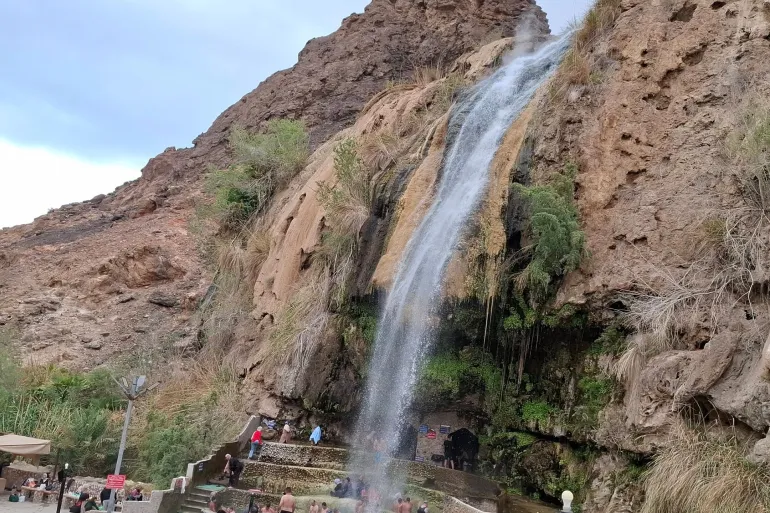 Manantiales termales naturales y acantilados escarpados en Ma'in Jordan.