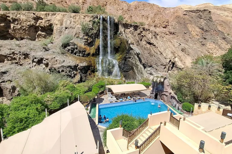 Experiencia relajante en aguas termales en Mai'n Hot Springs, Jordania.