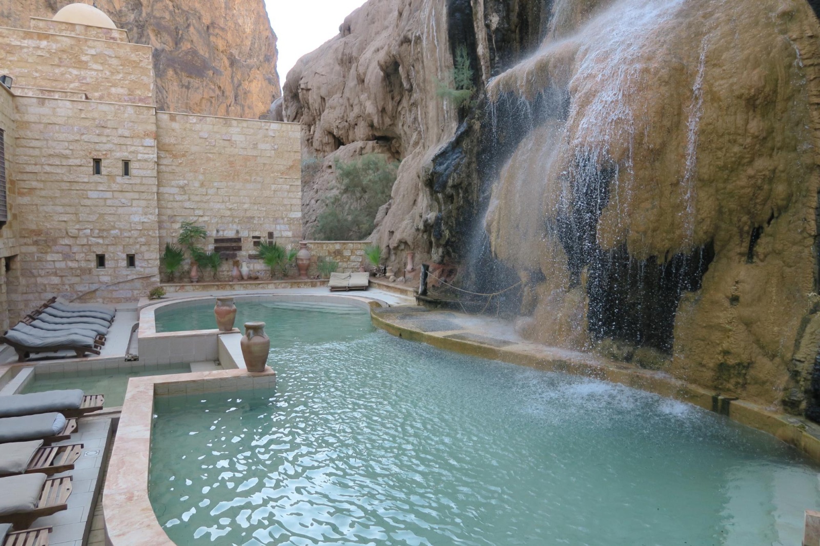 Fotografía de un balneario y centro de bienestar en Jordania, tomada en las aguas termales de Mai'n.