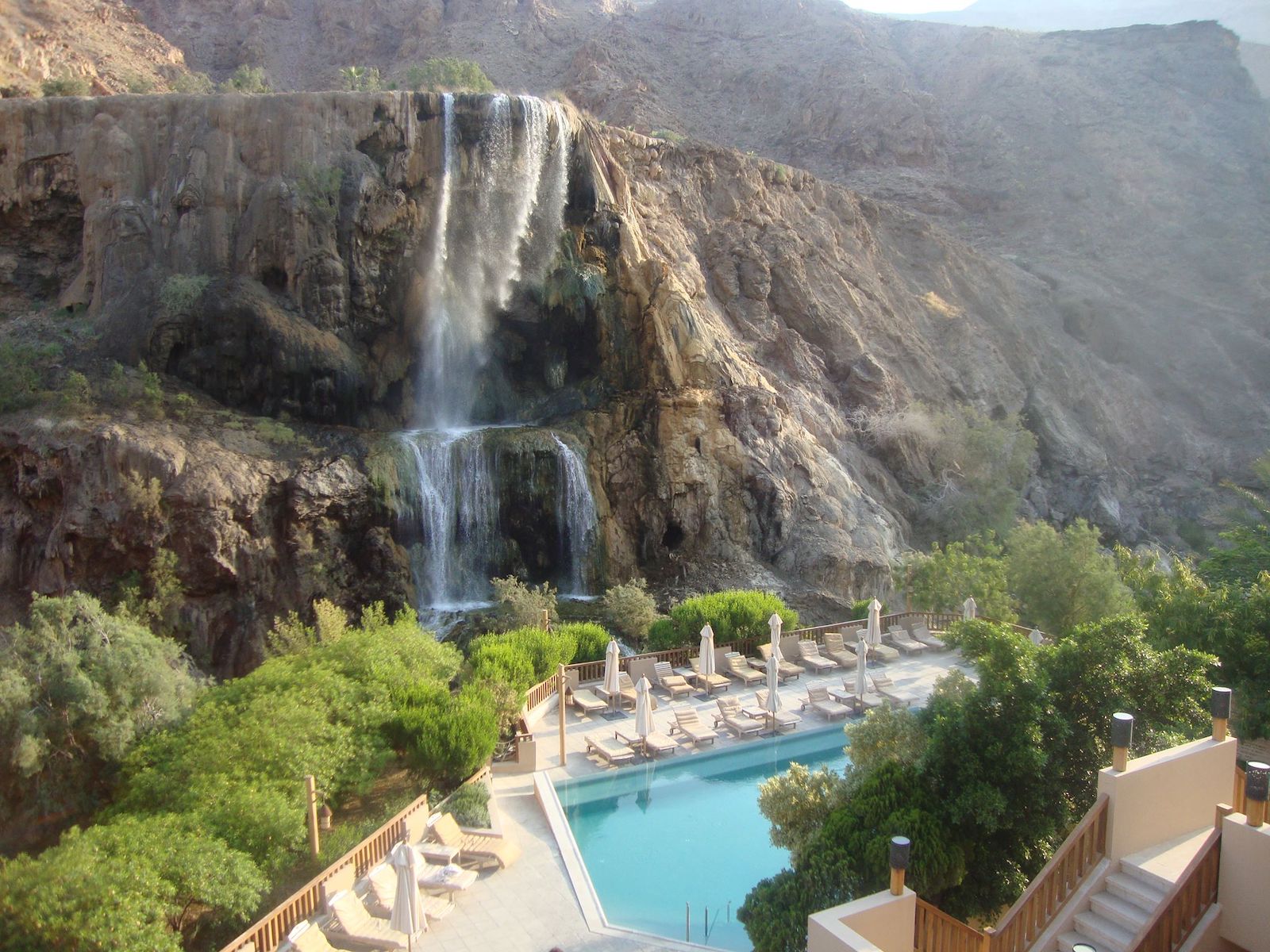 Experiencia relajante en aguas termales en Mai'n Hot Springs, Jordania.