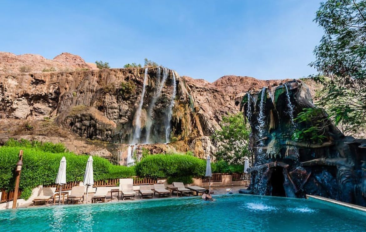 Cascada termal y paisaje de valle de las aguas termales de Mai'n en Jordania